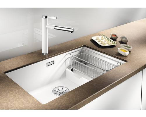 Spoelbak met afdruiprek en keukenkraan op een aanrecht