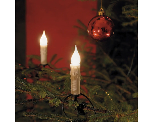 Decoratieve kerstboom met LED kaarsen en kerstbal