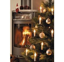 Haard met brandend vuur en versierde kerstboom