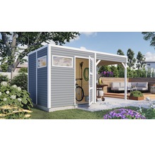 Tuinscene met gereedschapsschuur, tuingereedschap, barbecue en zithoek op terras