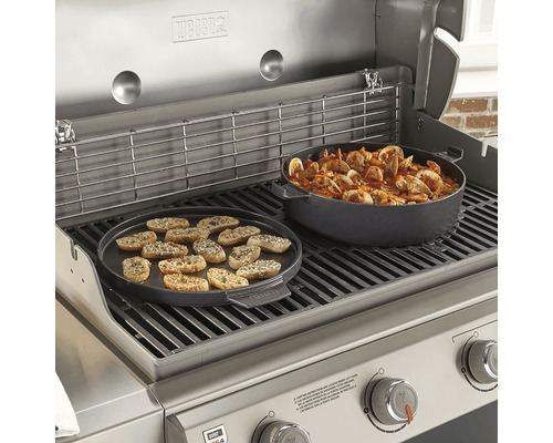 Weber barbecue met bakplaat en pan met voedsel