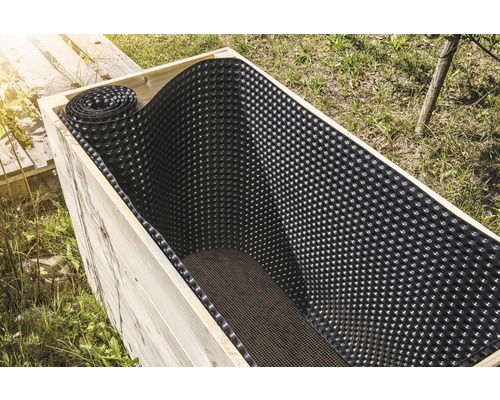 Hoge plantenbak bekleed met noppenfolie