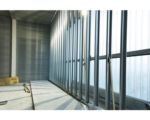 Interieur met metalen frameconstructie en raampartij