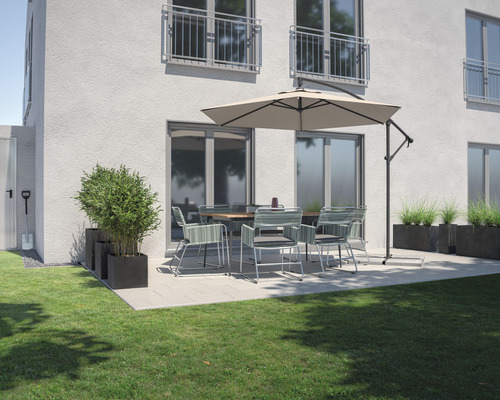 Tuinscene met eettafel, stoelen, parasol en plantenbakken op een terras