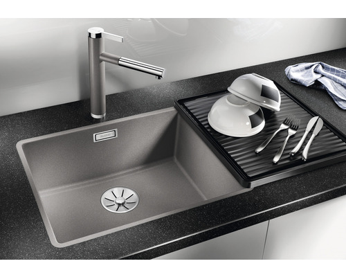 Spoelbak met afdruiprek, servies en bestek