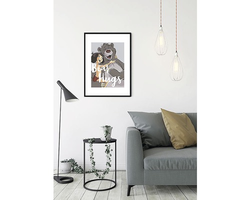 Decoratieve afbeelding met de beer Baloe en Mowgli met de tekst Berenknuffel in een woonkamer.