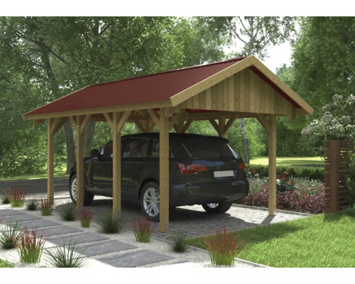 Houten carport met rood dak en auto eronder geparkeerd