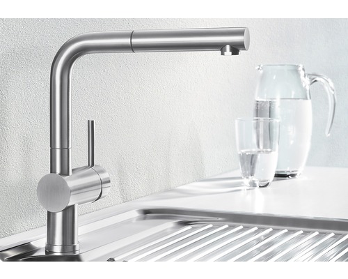 Roestvrijstalen keukenkraan op een gootsteen