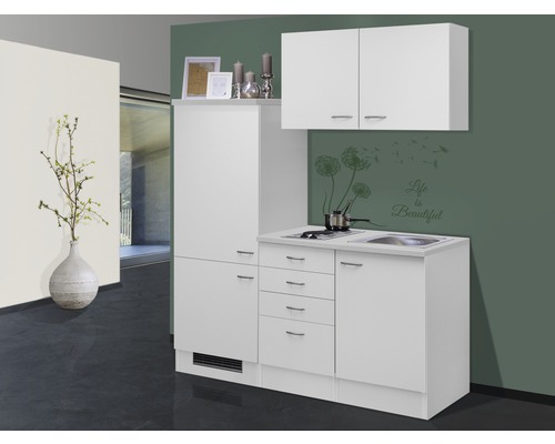 Compacte witte kitchenette met spoelbak, kookplaat en opbergruimte