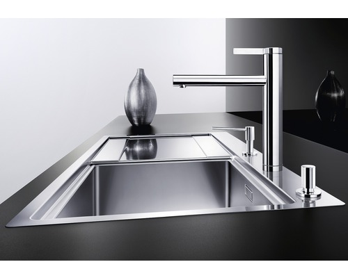 Roestvrijstalen spoelbak met kraan en accessoires