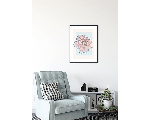 Decoratieve kamer met fauteuil en ingelijste rozenfoto