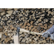 Bijl voor het kloven van hout voor een stapel hout
