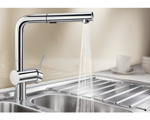 Keukenkraan met sproeikop boven een spoelbak