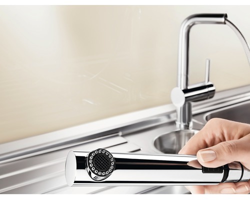 Keukenkraan met uittrekbare sproeikop boven een spoelbak