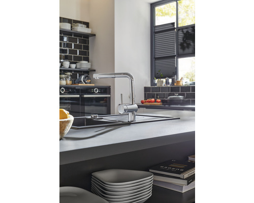 Keukenscène met spoelbakmengkraan en keukengerei