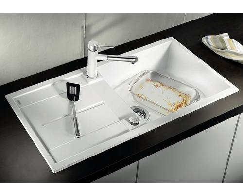 Spoelbak met kraan, afdruiprek en spoelbak op een werkblad