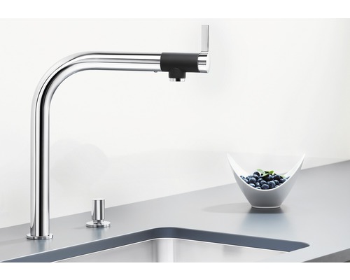 Keukenkraan met hoge uitloop en aparte dispenser op een werkblad