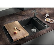 Spoelbak van composiet met snijplank en kraan op een aanrecht