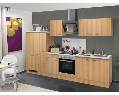 Keukenblok met boven- en onderkasten, fornuis, spoelbak en afzuigkap