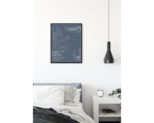Ingelijste Star Wars poster met blauwdruk van de Millennium Falcon boven een bed