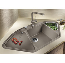 Hoekspoelbak met kraan, afdruiprek, zeefmand en tomaten