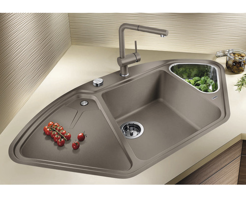 Hoekspoelbak met kraan, afdruiprek, zeefmand en tomaten