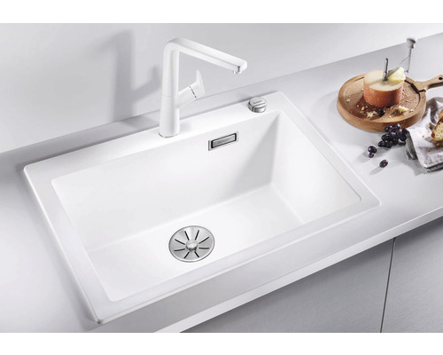 Spoelbak met kraan en afstandsbediening voor de afvoer