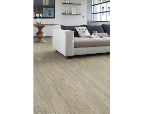 Lichte woonkamer met houten vloer, bank en tafel