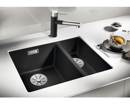 Spoelbak van composietmateriaal met twee bakken en waterkraan