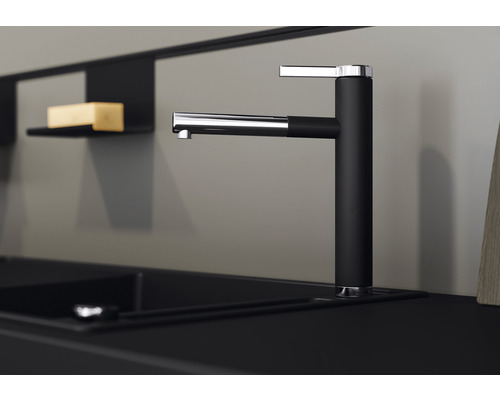 Keukenkraan in zwart en zilver op de gootsteen