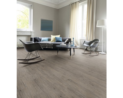 Woonkamer met laminaatvloer in houtlook, bank en fauteuils