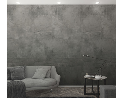 Woonkamer met grijs betonlook behang, bank en tafellamp