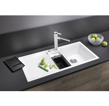 Spoelbak met afdruiprek, kraan en accessoires op een aanrechtblad