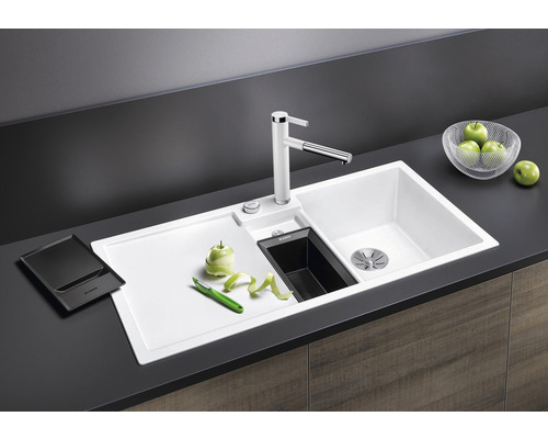 Spoelbak met afdruiprek, kraan en accessoires op een aanrechtblad