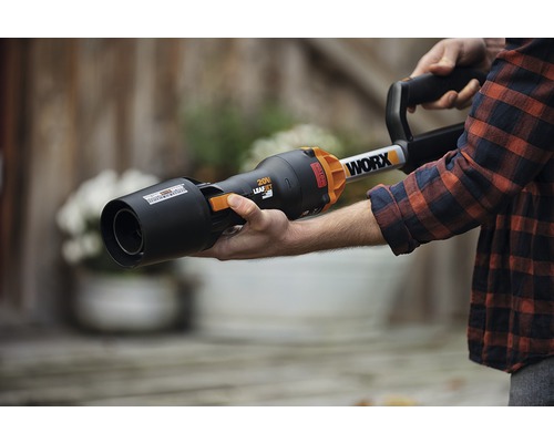 Een persoon houdt een WORX bladblazer vast.