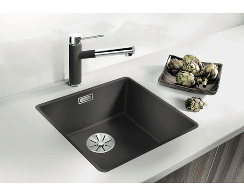 Granieten spoelbak met kraan op een aanrecht