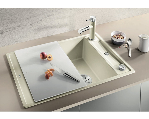 Keukenspoelbak met snijplank, kraan, fruit en mueslikom