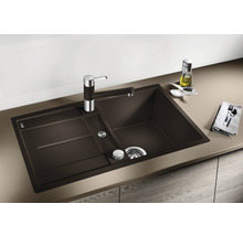 Spoelbak met afdruiprek en waterkraan op een aanrecht