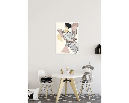 Ingelijste Dumbo poster in kinderkamer boven een ronde tafel.