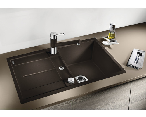 Spoelbak met afdruiprek en kraan op een aanrecht