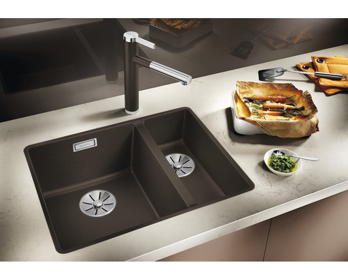 Spoelbak met twee bakken en kraan in een moderne keuken