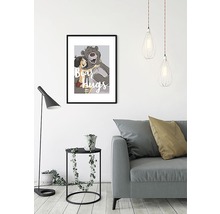 Decoratieve woonkamer met een ingelijste afbeelding van Mowgli en Baloe met het opschrift berenknuffels, een vloerlamp, een tafel en een bank.