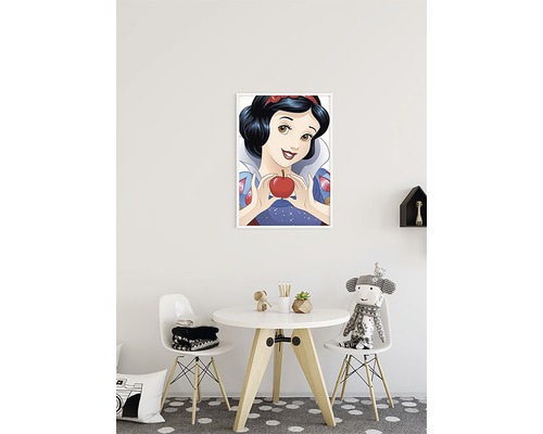 Kinderkamer met Sneeuwwitje poster boven een kindertafel.
