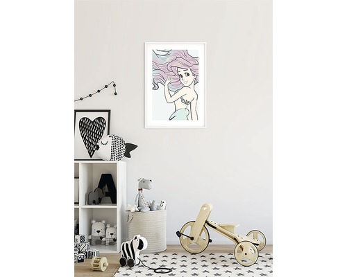 Kinderkamer met plank, speelgoed en een ingelijste afbeelding van een zeemeermin aan de muur