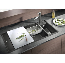 Spoelbak met kraan, snijplank en afdruipbak voor het werk in de keuken.