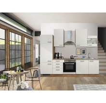 Lichte keuken met eettafel en stoelen in een lichte ruimte