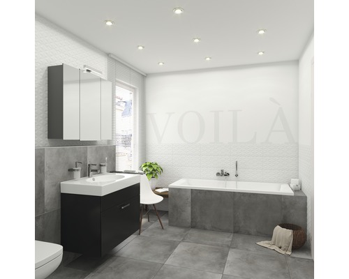 Lichte badkamer met wastafel, spiegelkast en bad