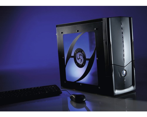 Computertorenbehuizing met toetsenbord en muis