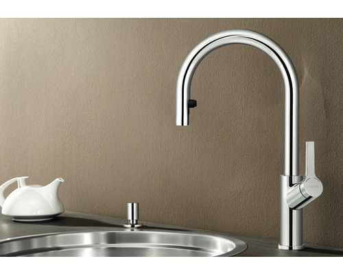 Spoelbak met eenhendelmengkraan, zeepdispenser en theepot