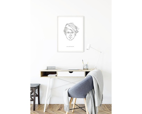 Scene met een bureau met stoel en een ingelijst portret aan de muur